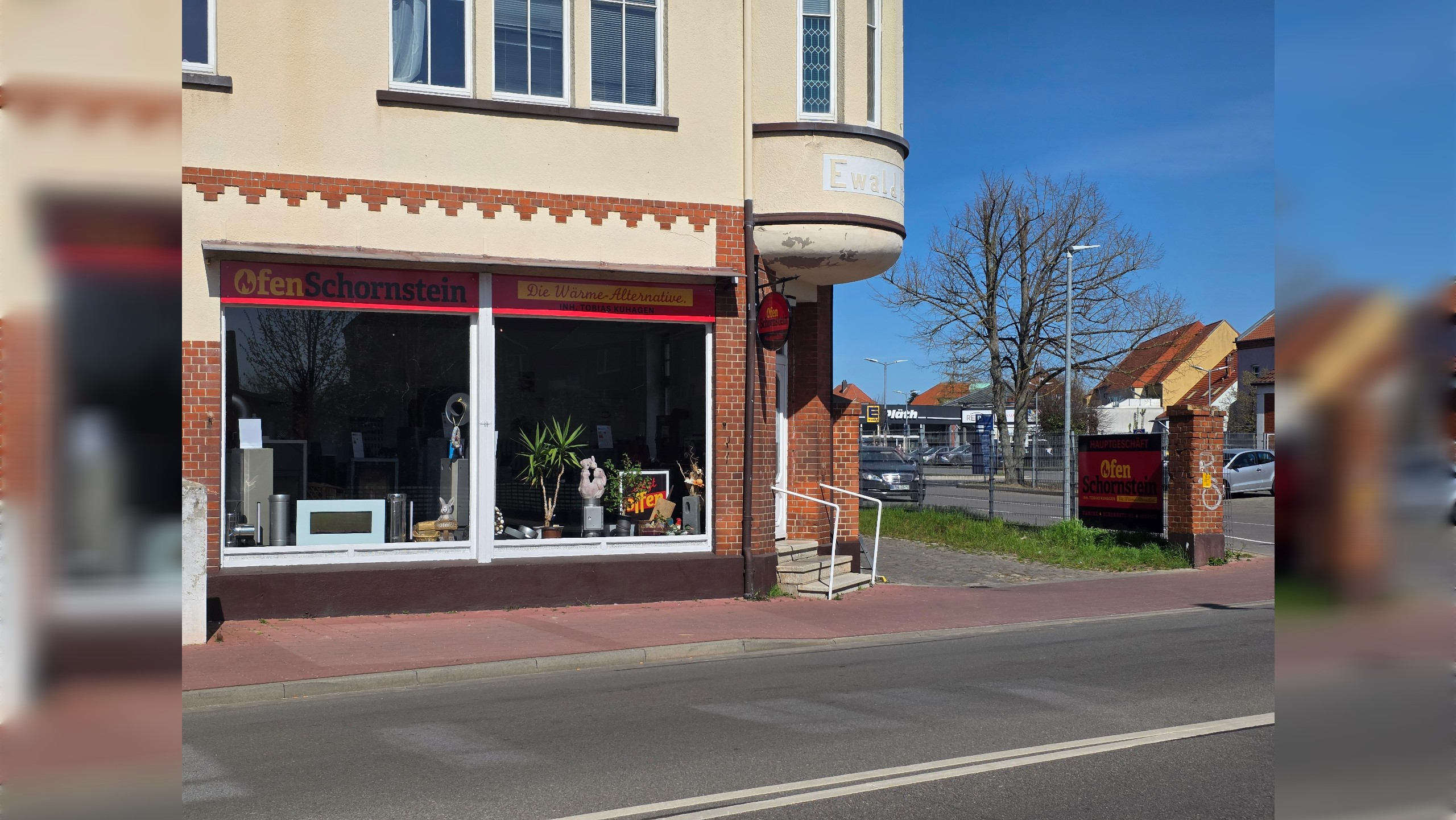 Laden Schaufenster von gegenüberliegender Straßenseite