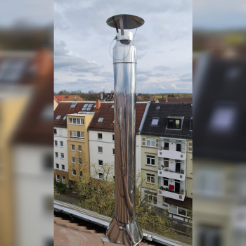 Kaminrohr aus Edelstahl mit Panoramaaussicht auf Stadtdächer