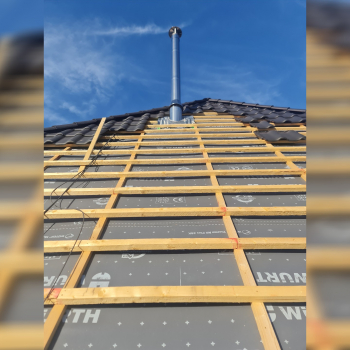 Dach halb abgedeckt, Anschluss Kaminrohr Edelstahl