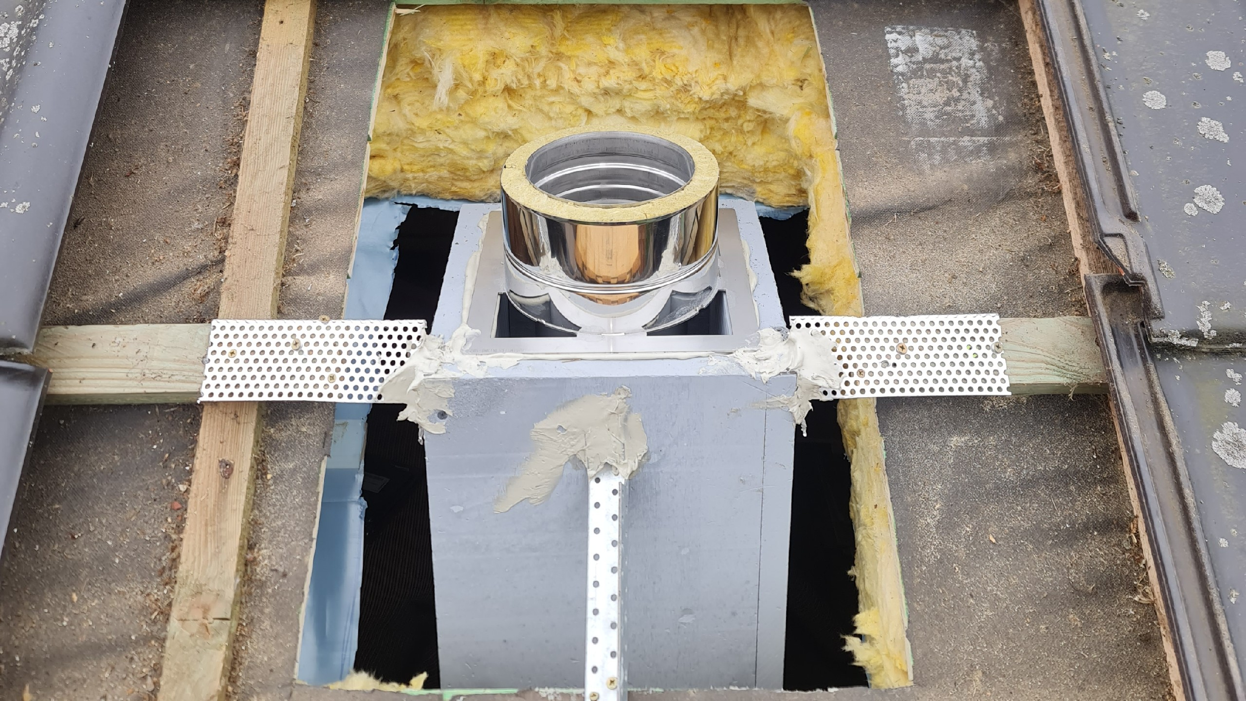 Schornsteinbau Außen Kamin während Verkleidung